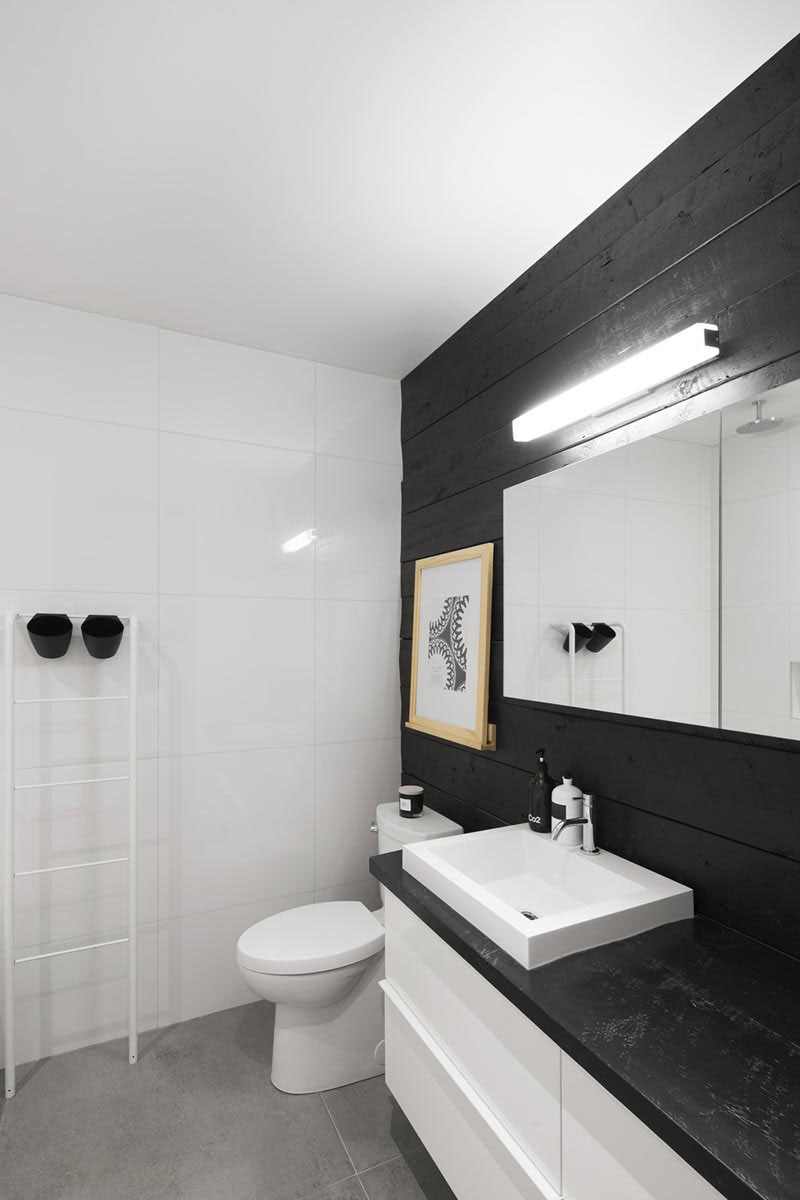 Интерьер маленькой ванной в чёрно-белом цвете
