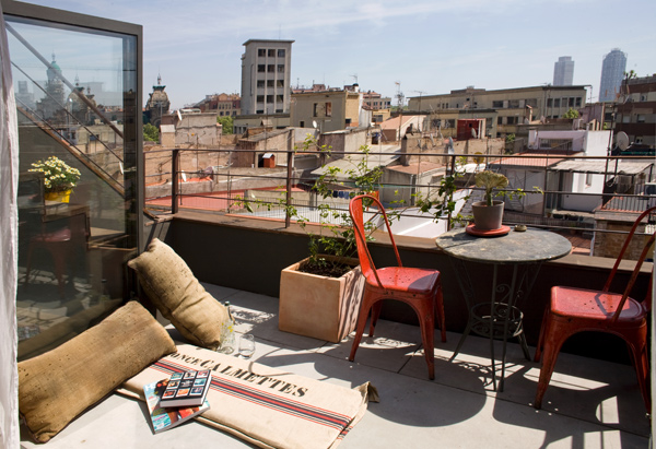 Балкон маленькой студии в Барселоне