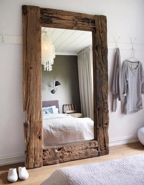 Большое зеркало в спальне