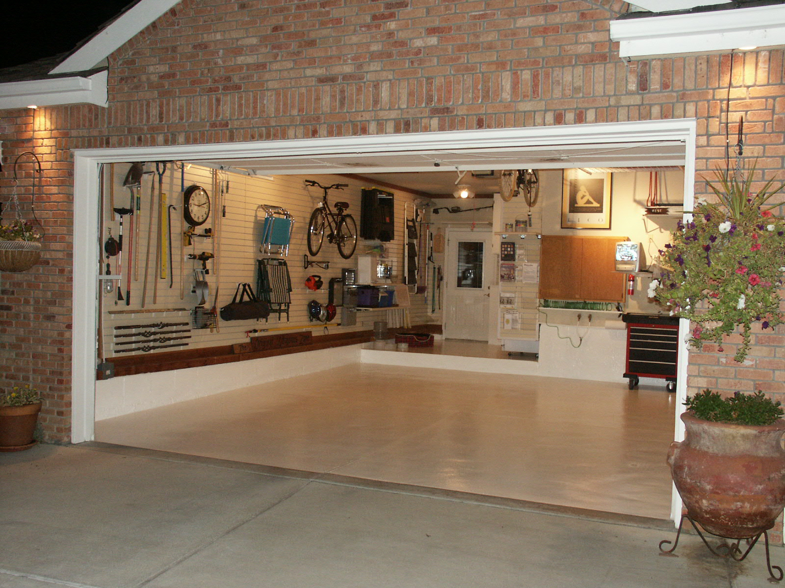 Настенная система хранения в гараже