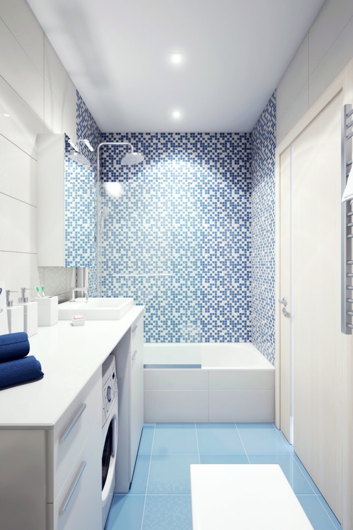 Бело-голубая ванная маленькой квартиры-студии в России
