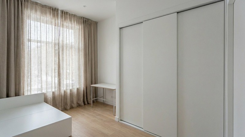 Сравниваем шкаф и гардеробную для маленькой квартиры.