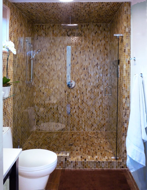 Мозаика на стенах в ванной