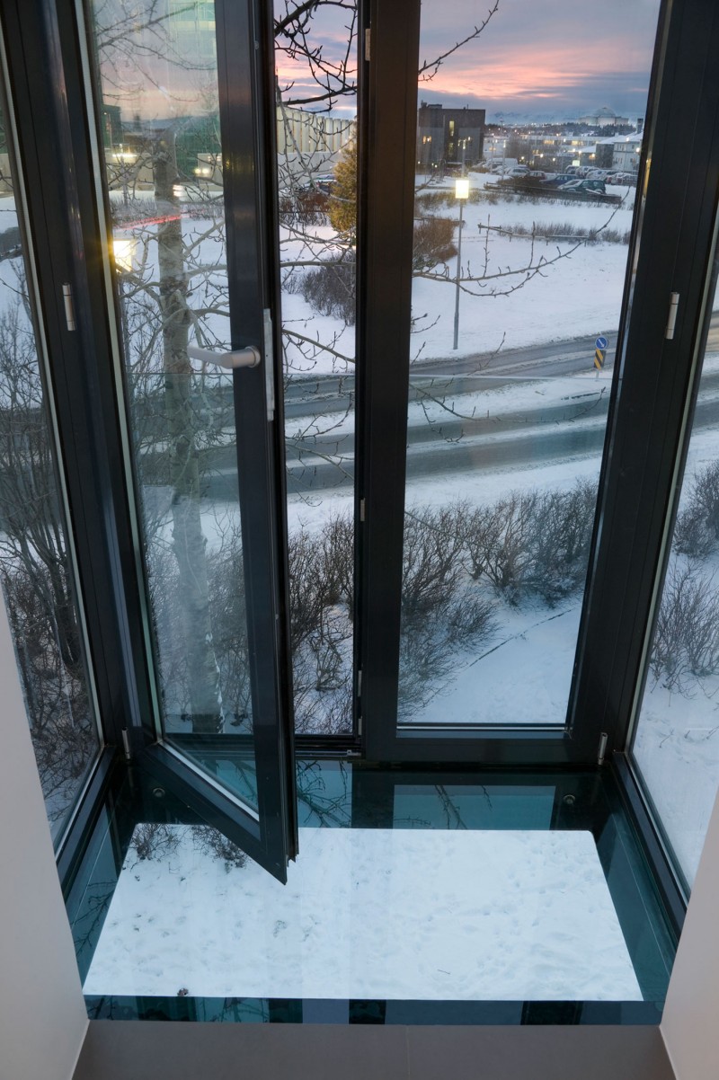 Маленький стеклянный балкон