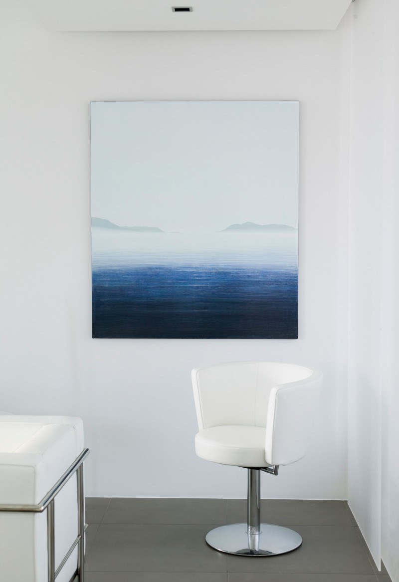 Картина с морским пейзажем на стене