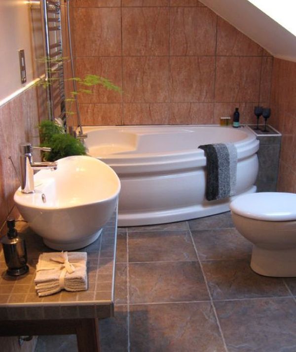 Угловая ванна в небольшой ванной комнате