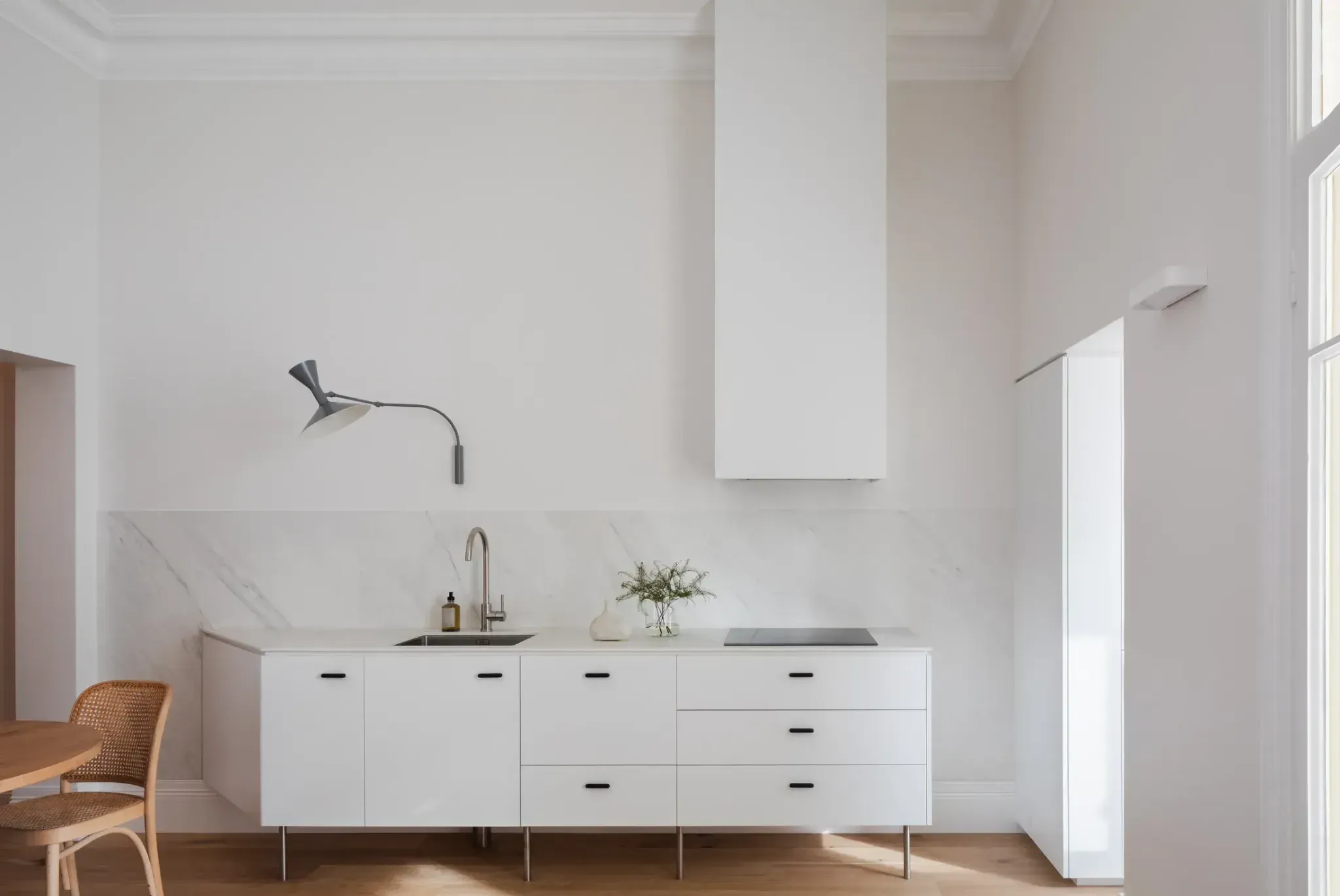 Белая кухня с мраморным фартуком Kitchen Cheat Sheet _ Never Too Small