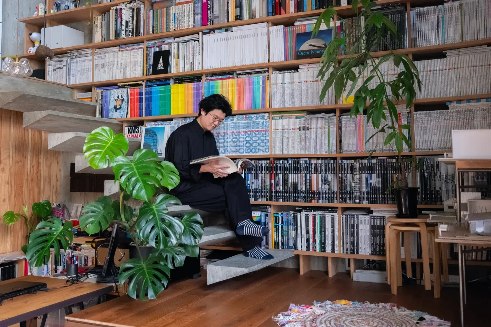 Большой шкаф с книгами во всю стену