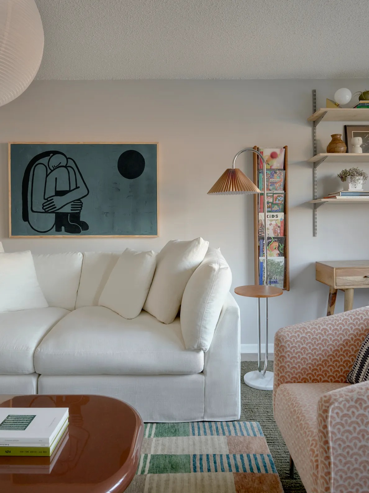 Гостиная с белым диваном и картиной на стене The Modular Sofa