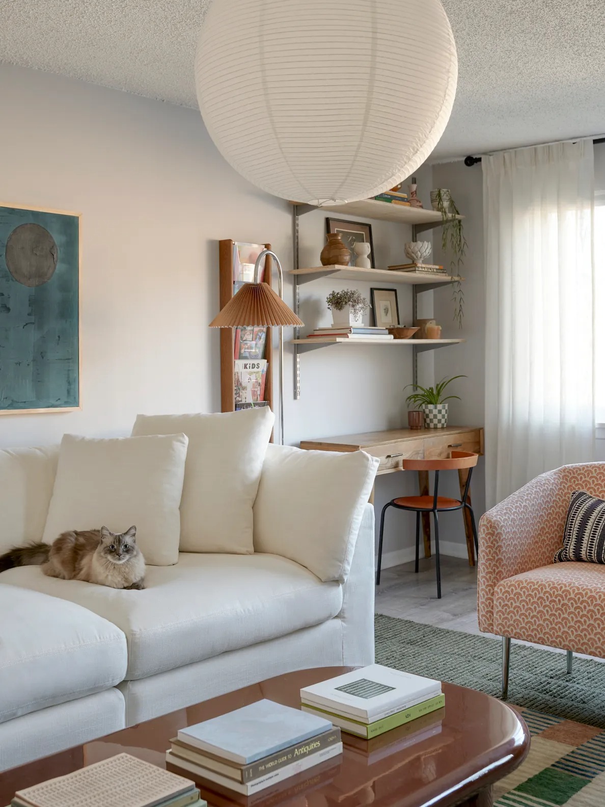 Гостиная с белым диваном кошкой и рабочим столом The Modular Sofa