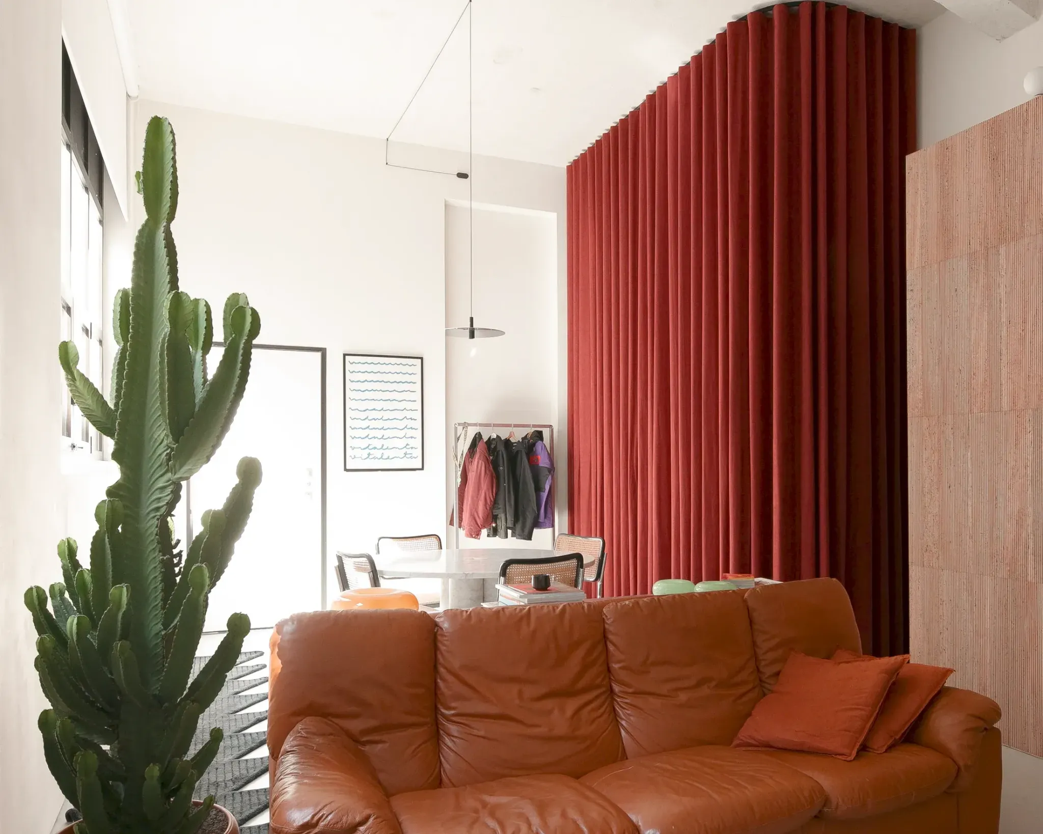 Гостиная с коричневым диваном кактусом и обеденной зоной 5 Bold Design Ideas Inside a Small Milan