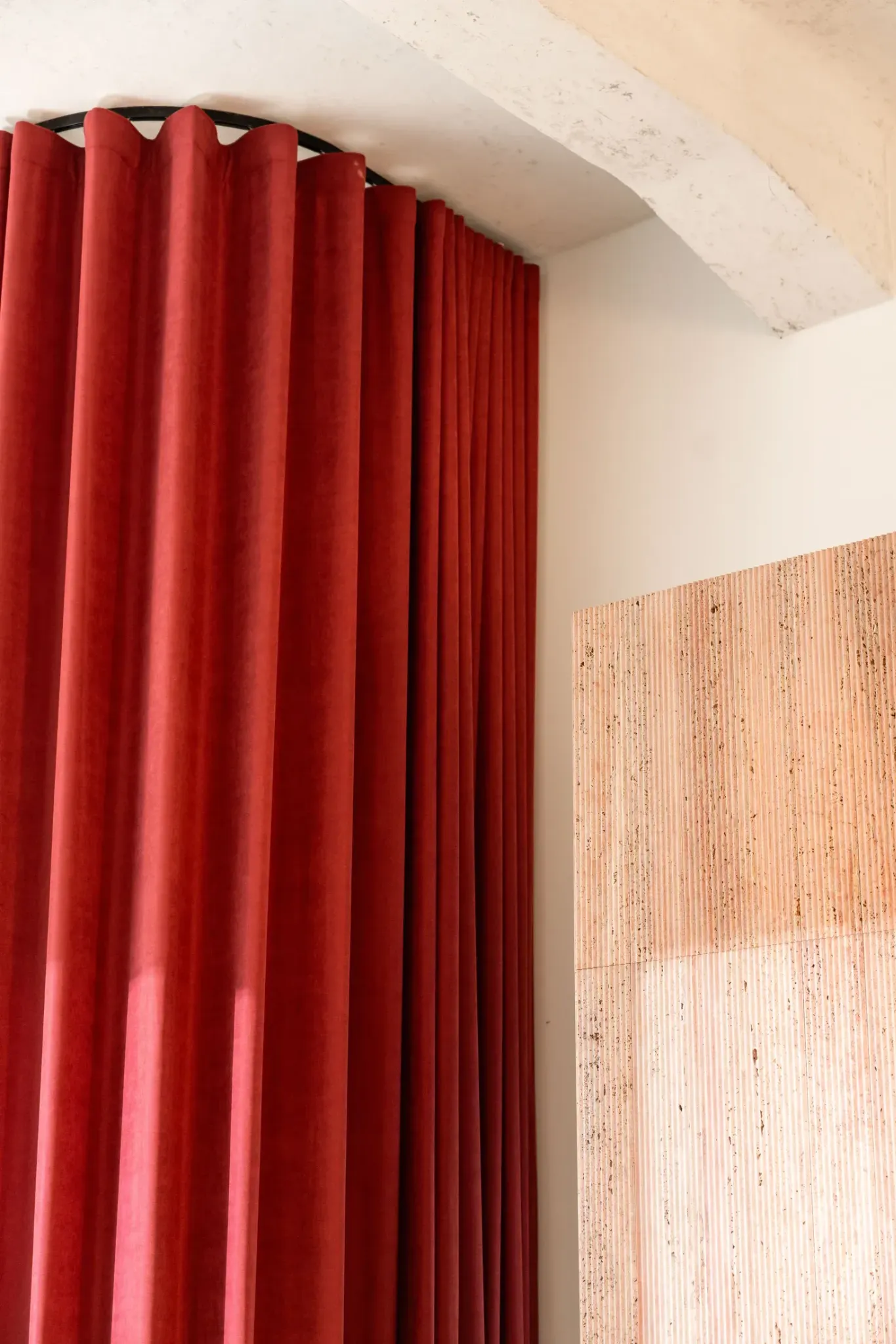 Деталь красной шторы и текстурной стены 5 Bold Design Ideas Inside a Small Milan
