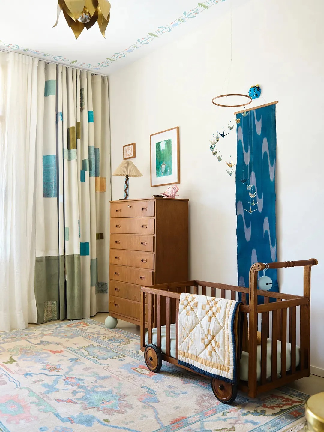 Детская с деревянной кроваткой и комодом All the Nurseries I Looked