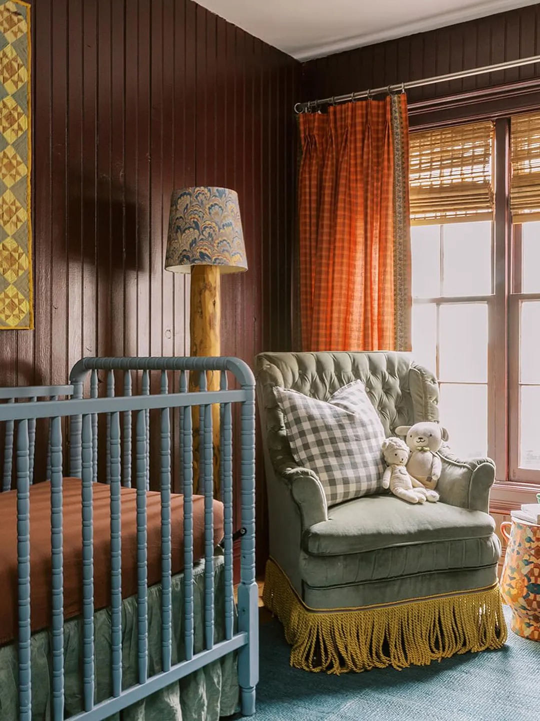 Детская с деревянной кроваткой и мягким креслом All the Nurseries I Looked