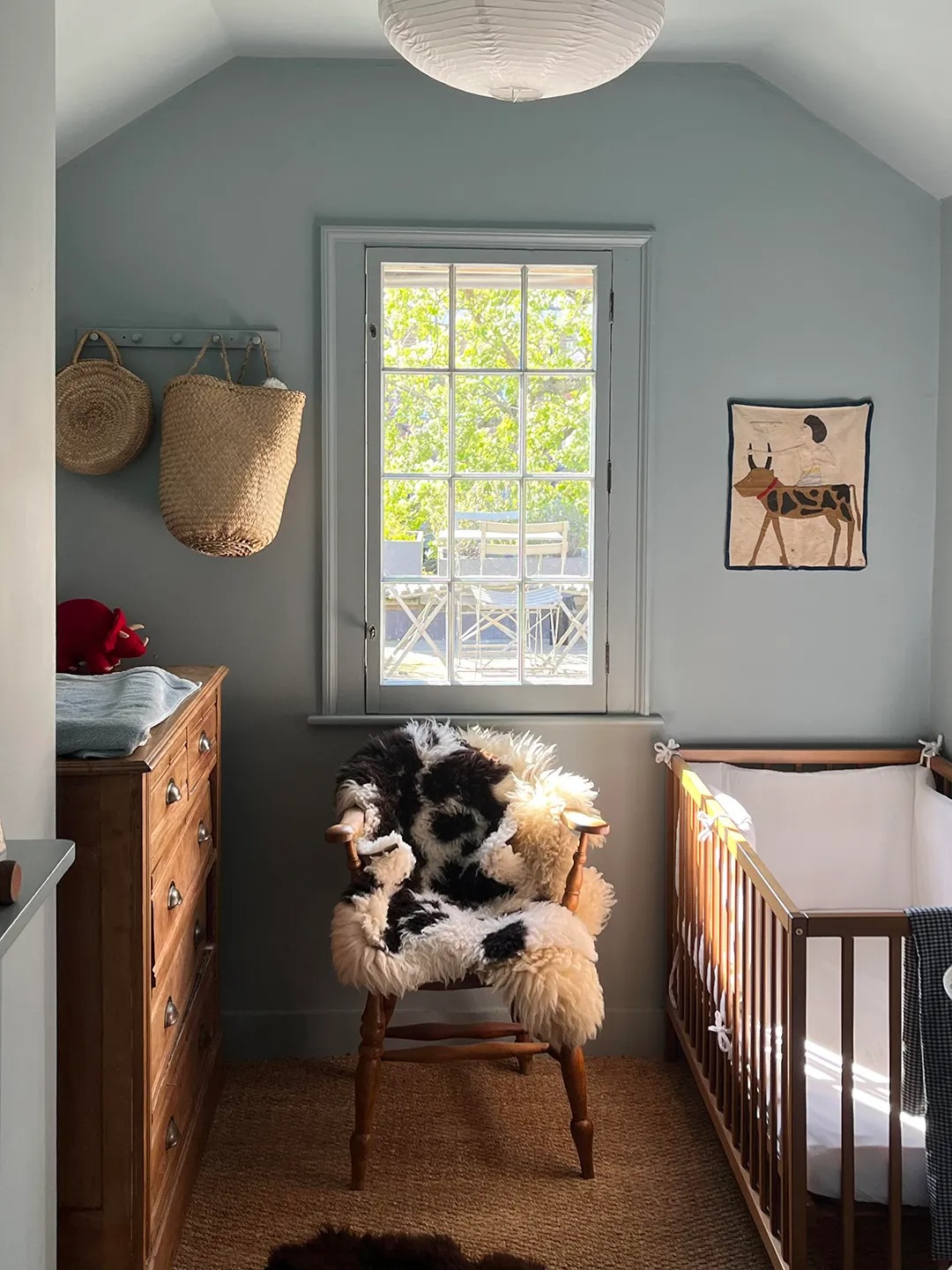 Детская с креслом у окна и кроваткой All the Nurseries I Looked