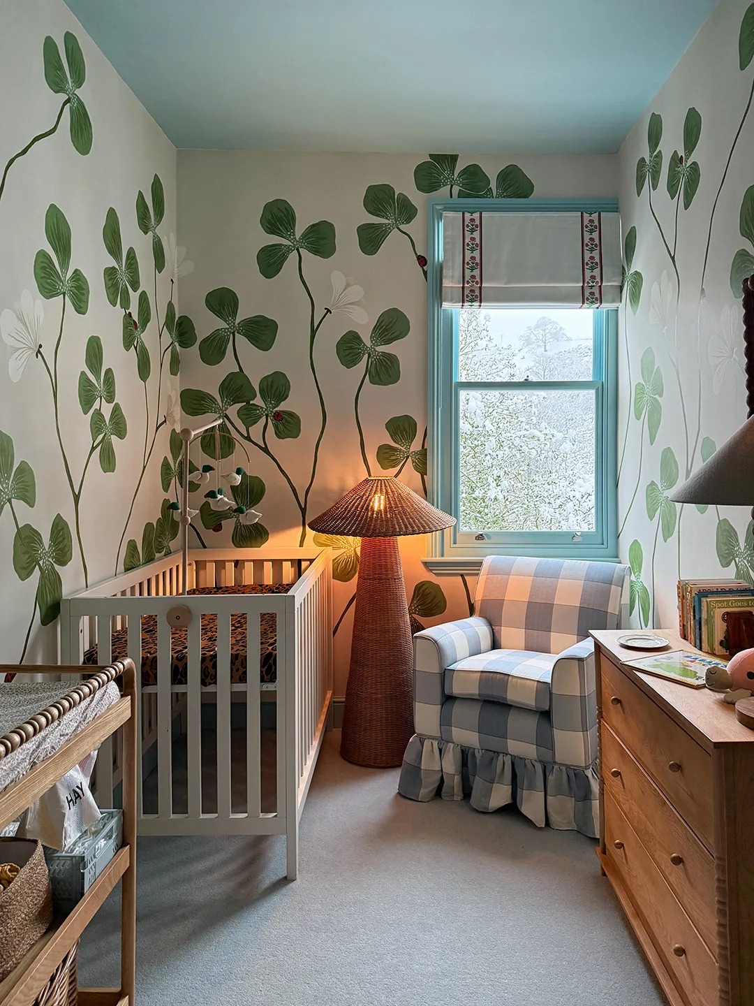 Детская с росписью листьев и голубым потолком All the Nurseries I Looked