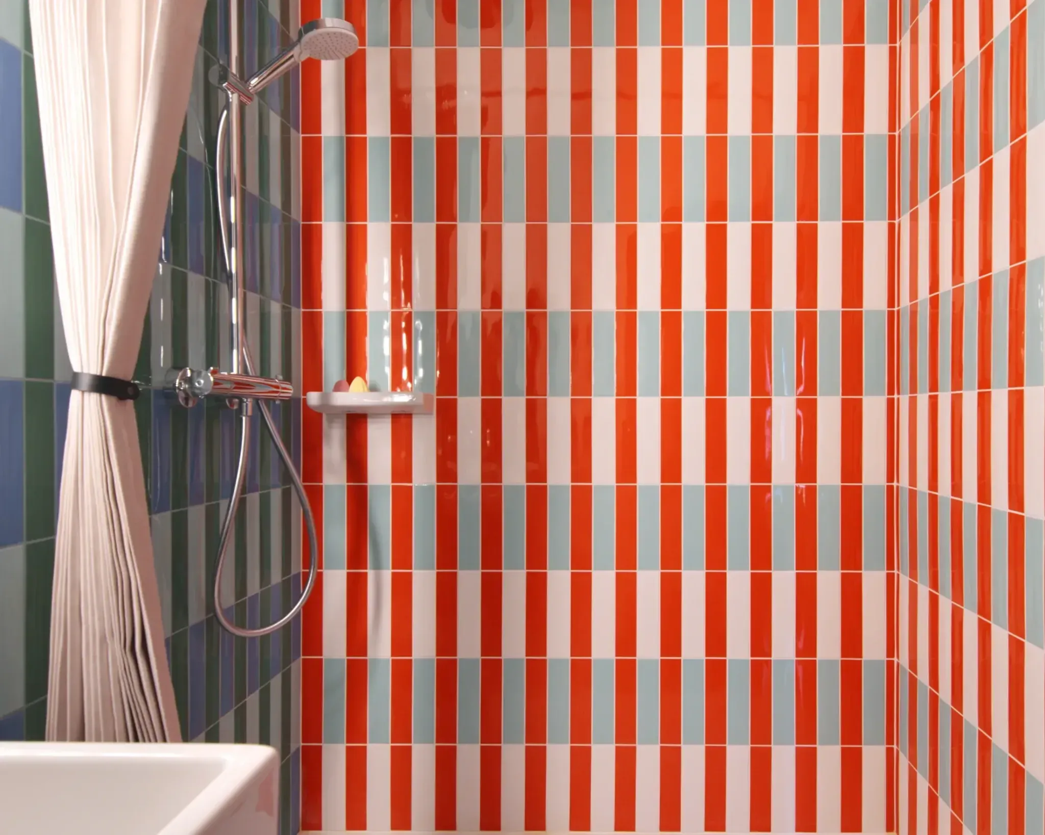 Душевая зона с яркой полосатой плиткой Small Space Design Details inside