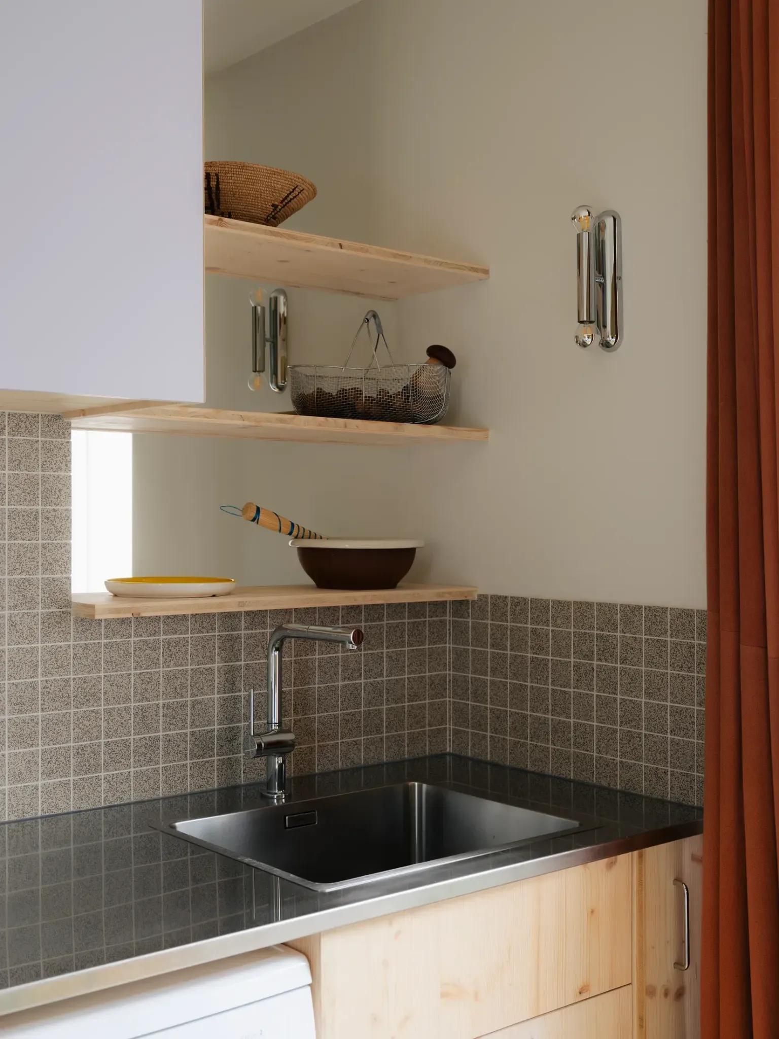 Интерьер с деревянной мебелью и декором Small Space Design Details inside