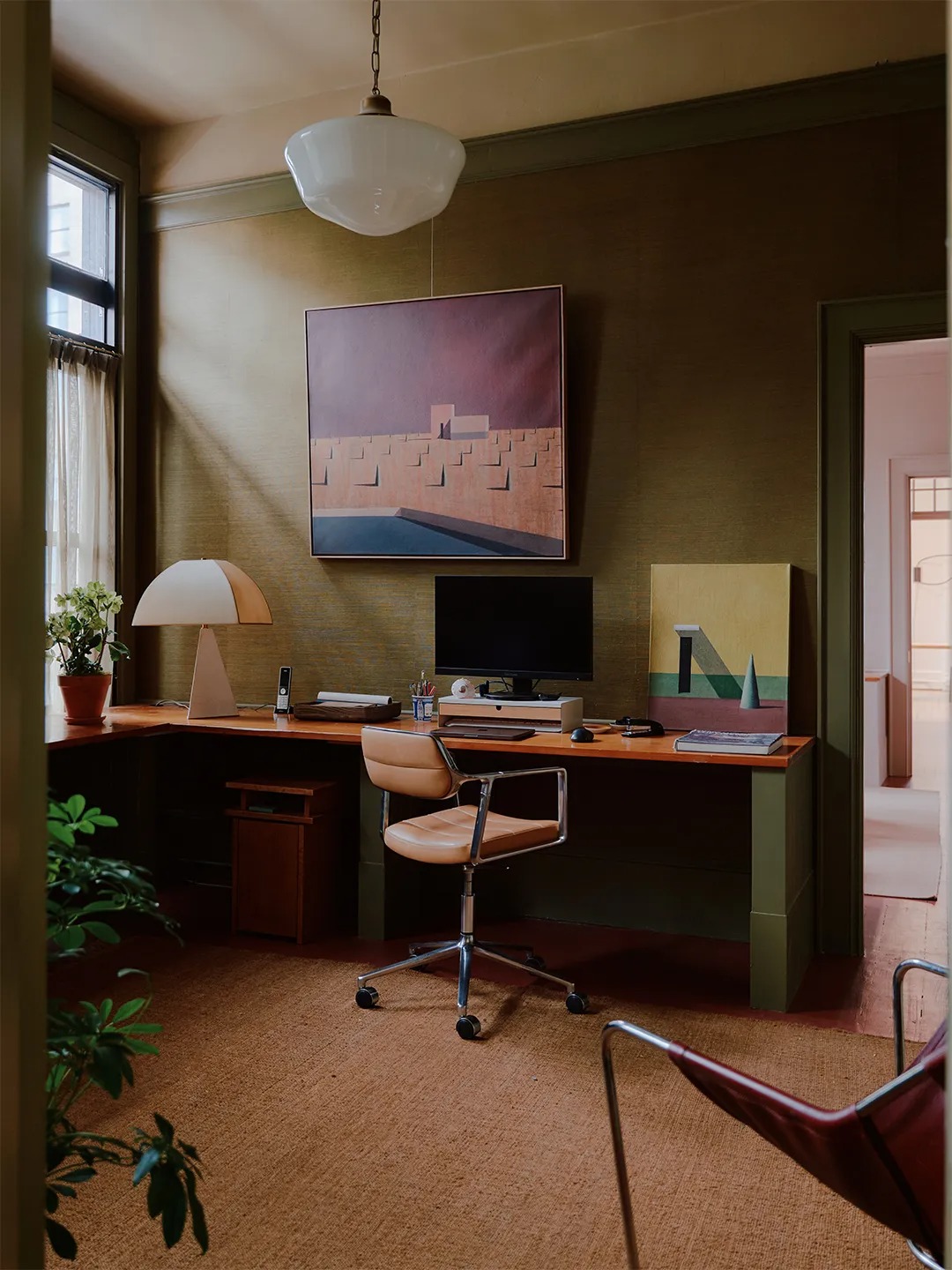 Кабинет с длинным столом и настольной лампой Mismatched Doorknobs and Crimson Floors