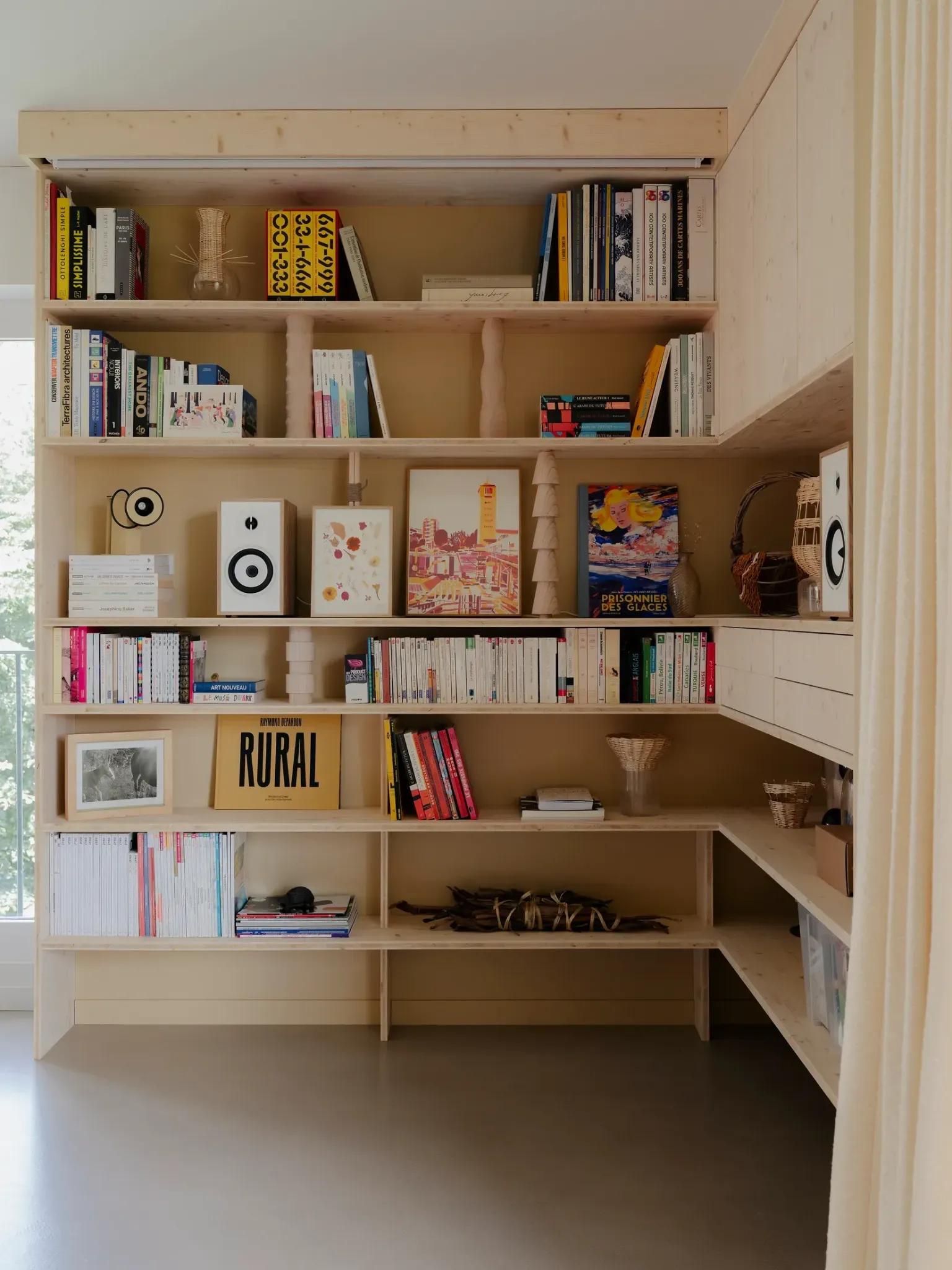 Книжные полки с декором и книгами Small Space Design Details inside