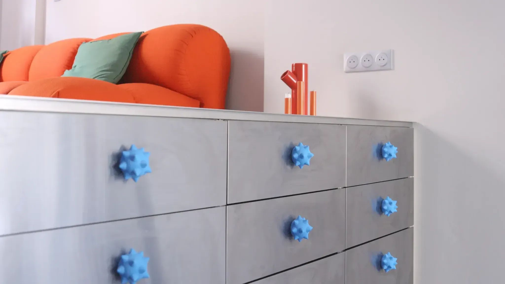 Комод с яркими ручками в интерьере Kitchen Cheat Sheet _ Never Too Small