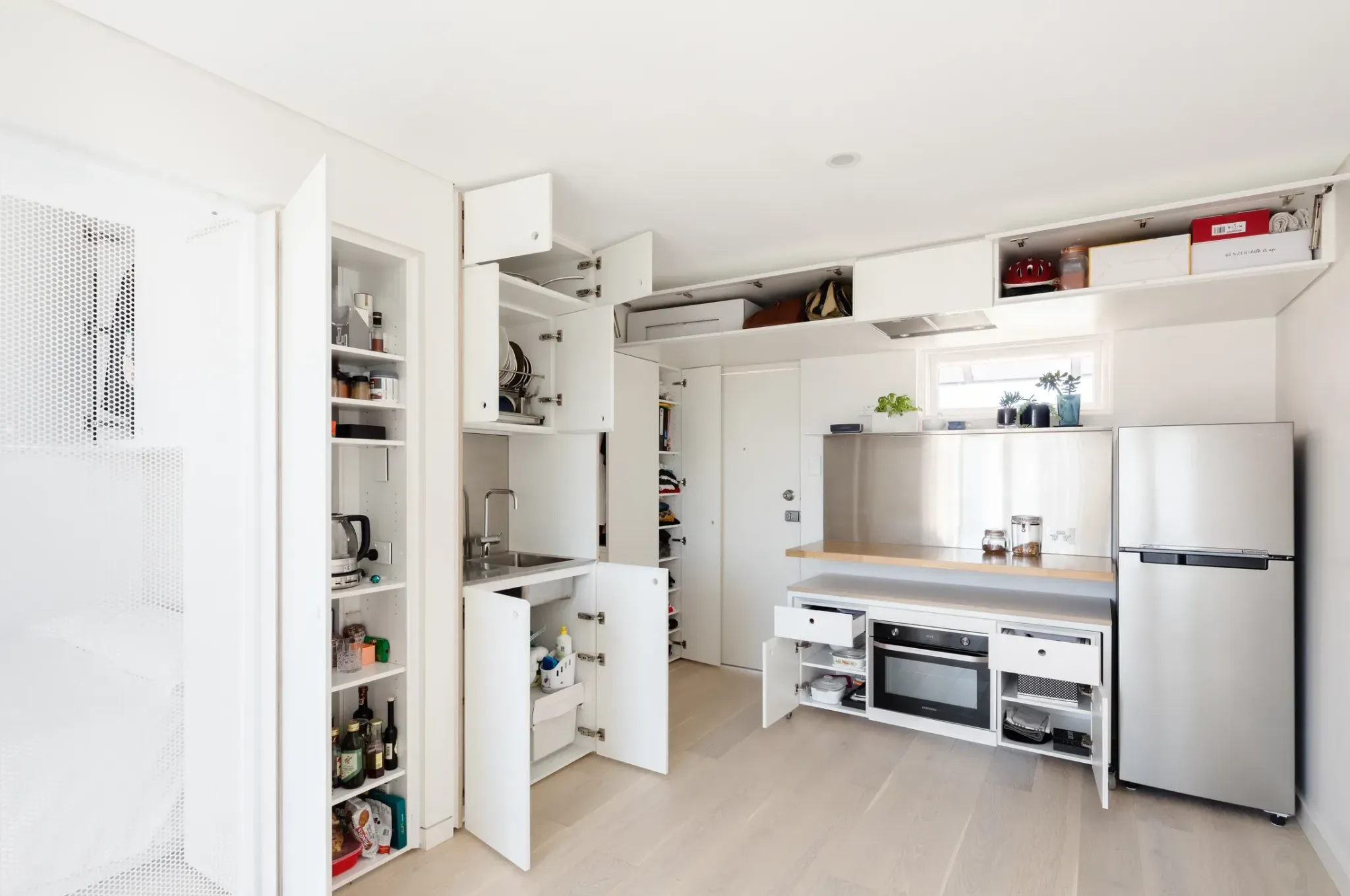 Компактная белая кухня с встроенными шкафами Kitchen Cheat Sheet _ Never Too Small