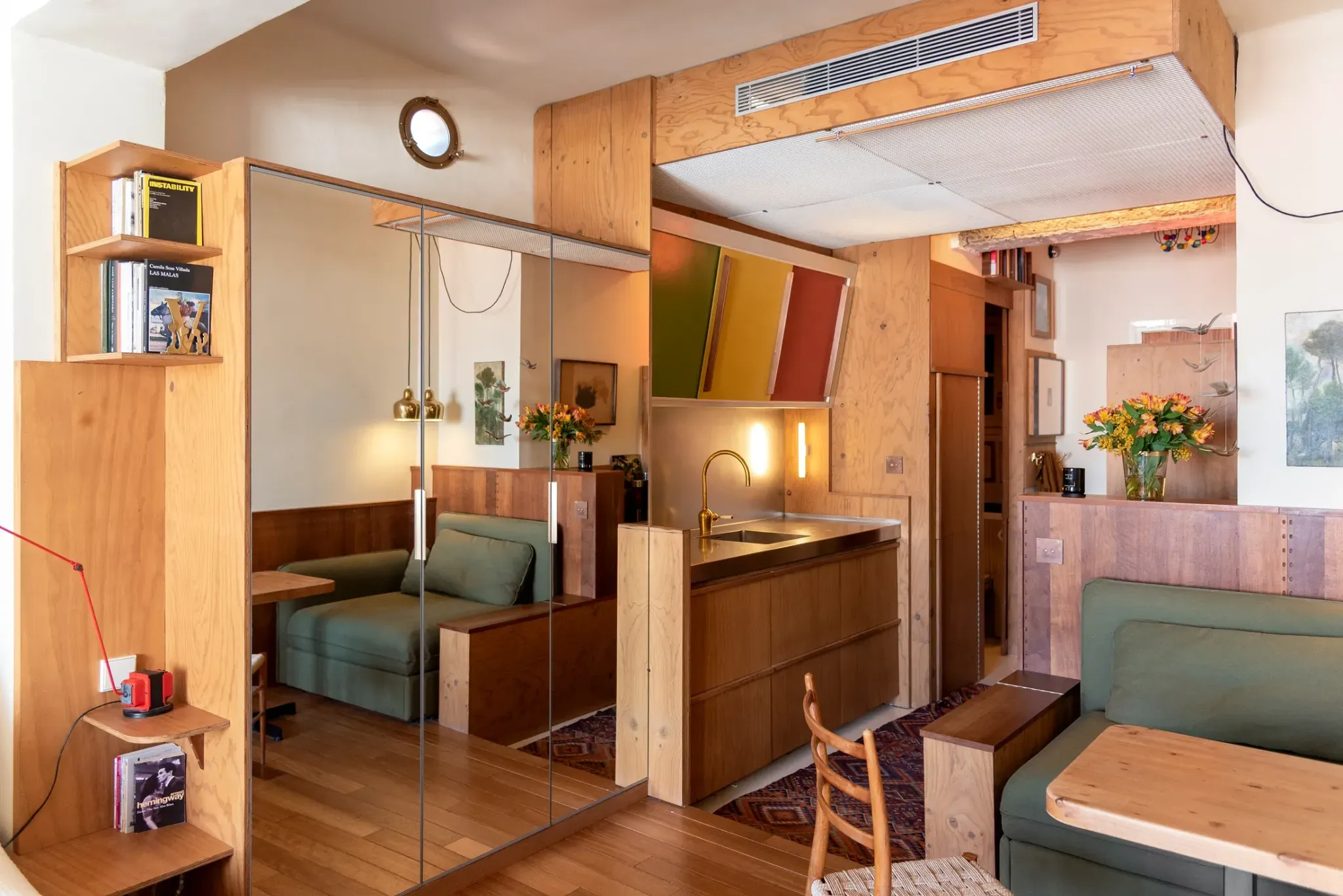 Компактная кухня с деревянной отделкой и зеркалом Kitchen Cheat Sheet _ Never Too Small