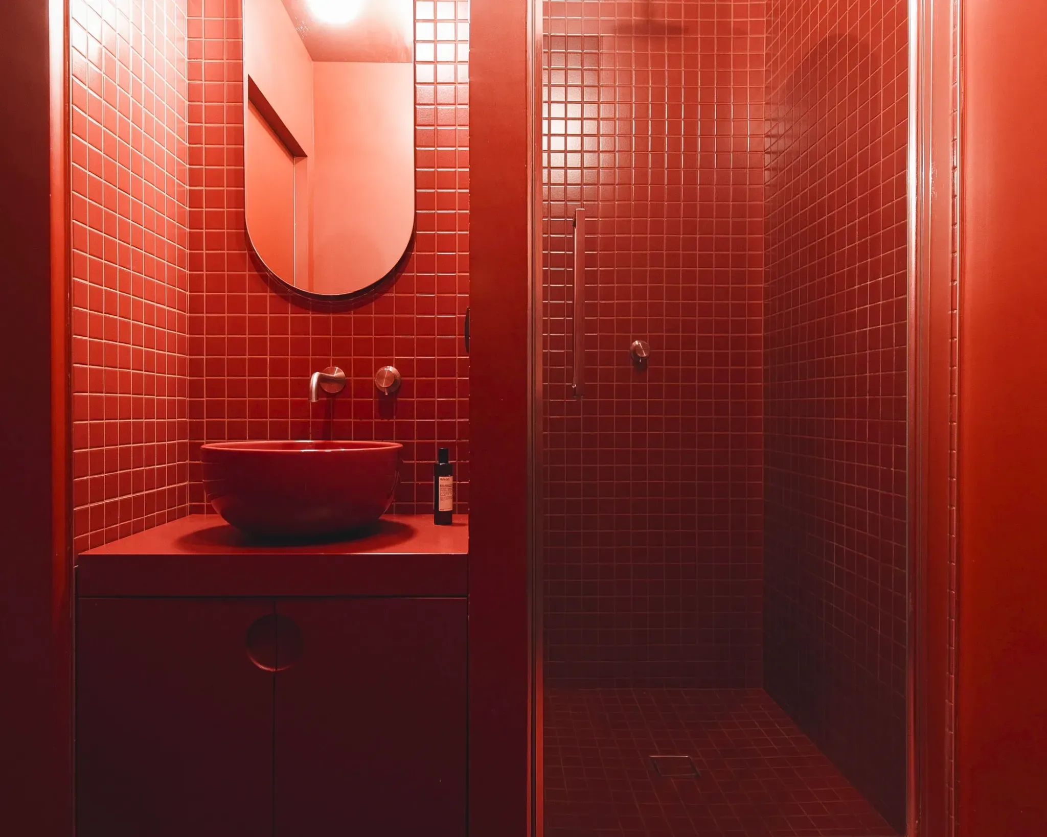 Красная ванная комната с плиткой и душевой кабиной 5 Bold Design Ideas Inside a Small Milan