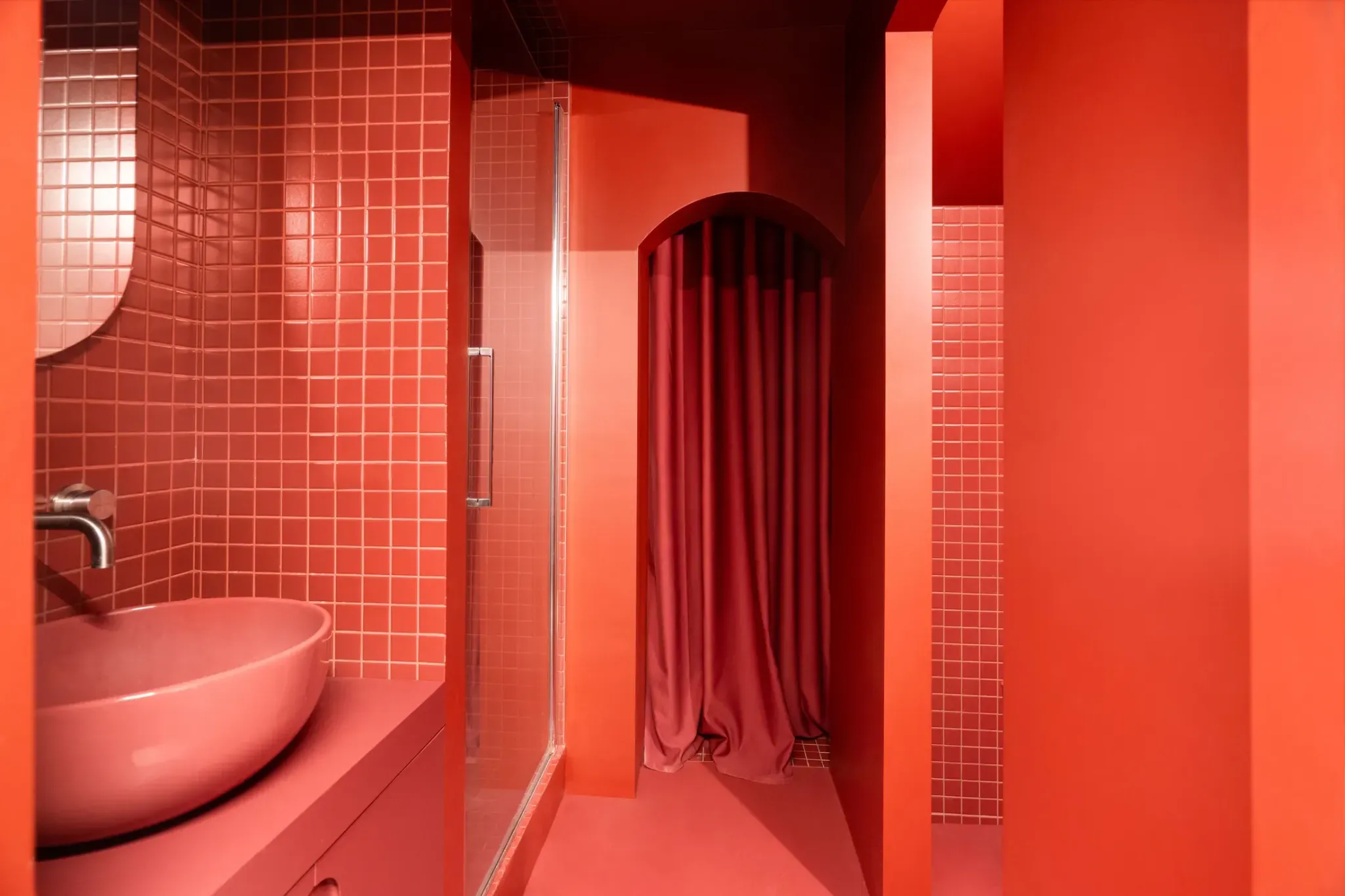 Красная ванная комната с плиткой и раковиной 5 Bold Design Ideas Inside a Small Milan