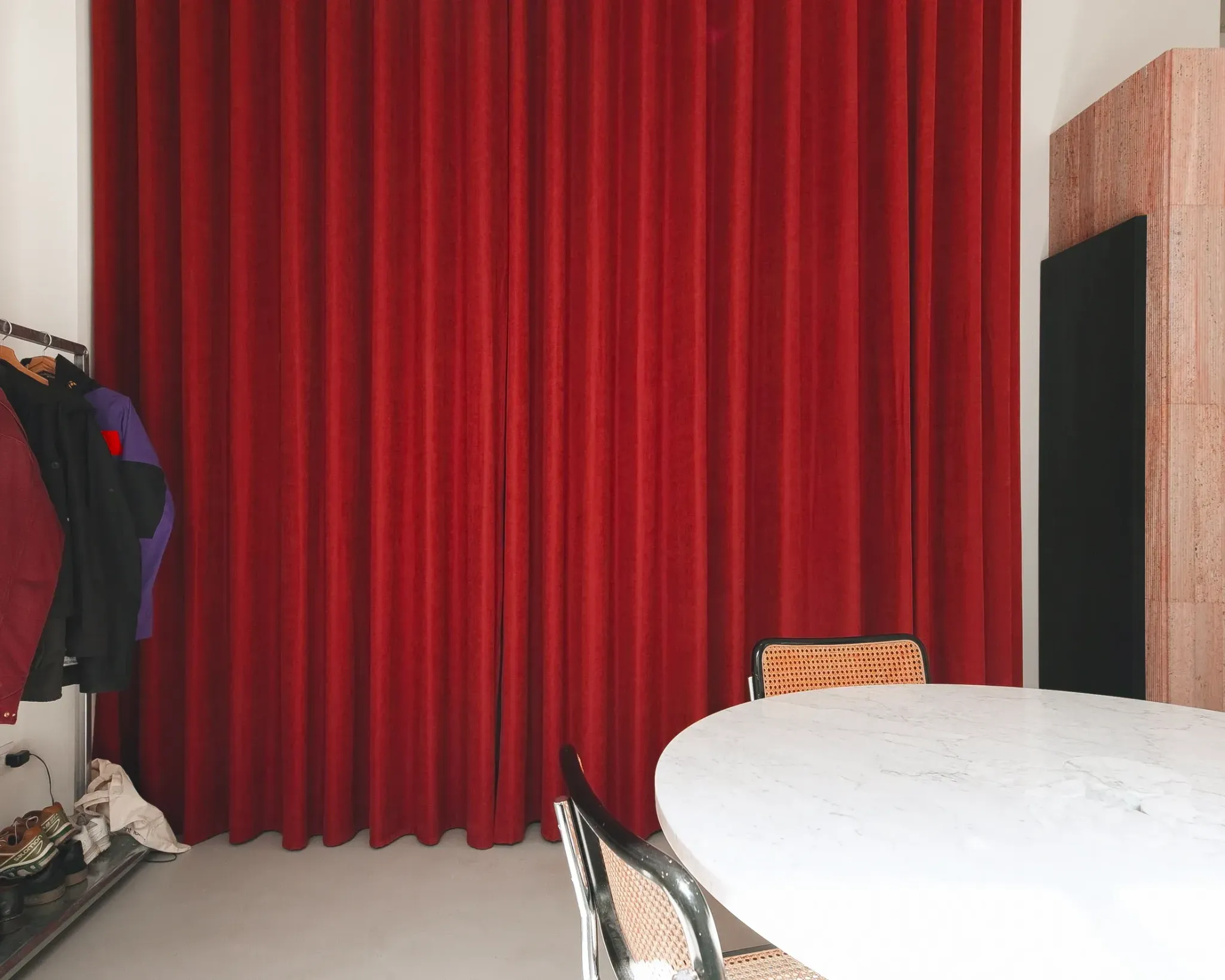 Красные плотные шторы рядом с обеденным столом 5 Bold Design Ideas Inside a Small Milan