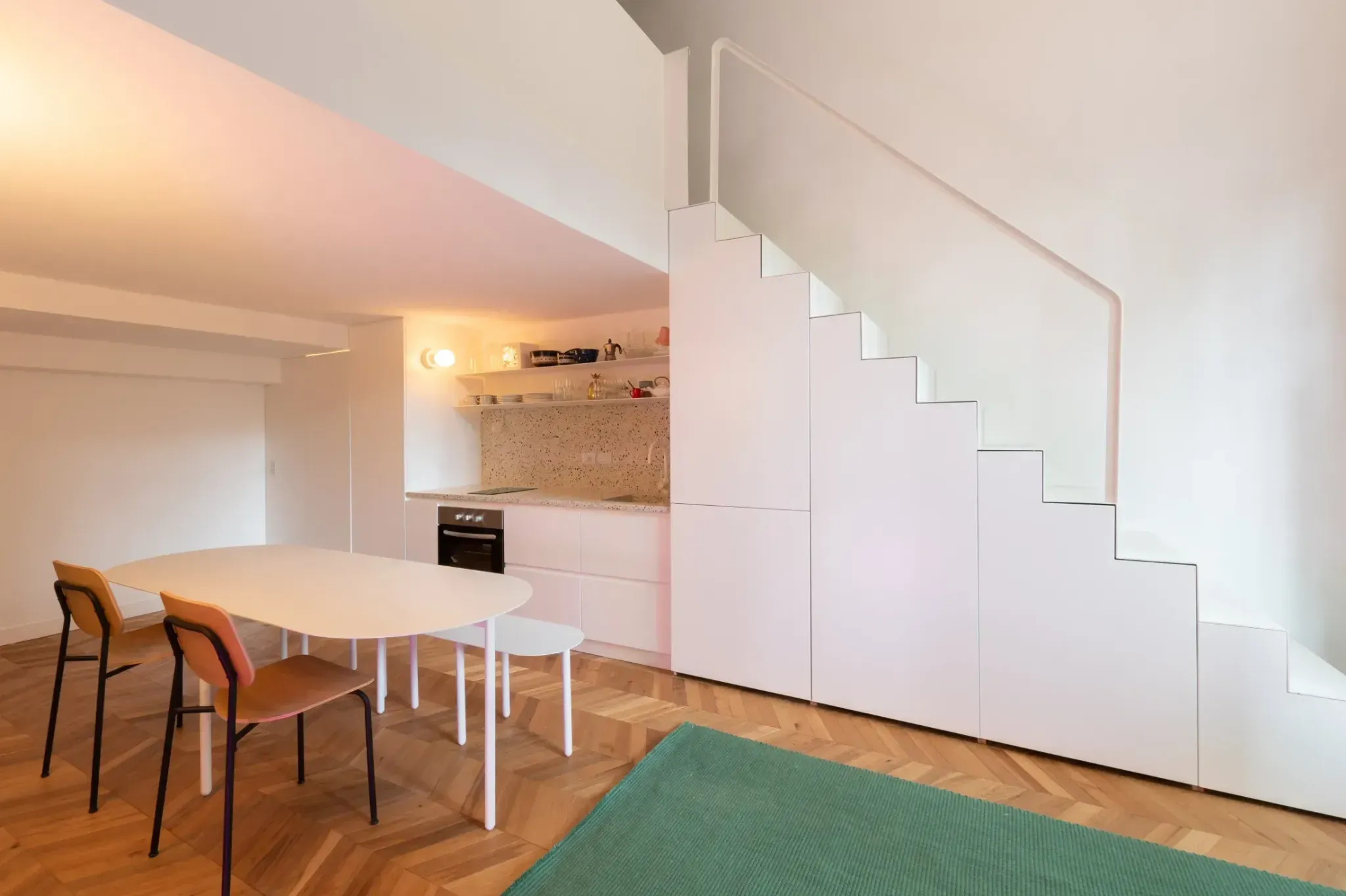 Кухня под лестницей с интегрированными шкафами Kitchen Cheat Sheet _ Never Too Small