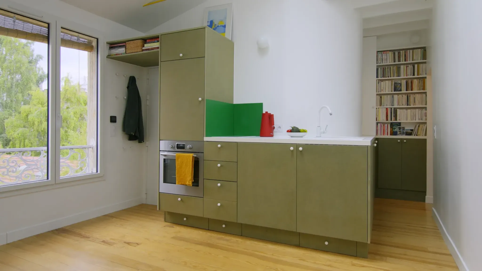 Кухня с зелеными шкафами и встроенной техникой Kitchen Cheat Sheet _ Never Too Small