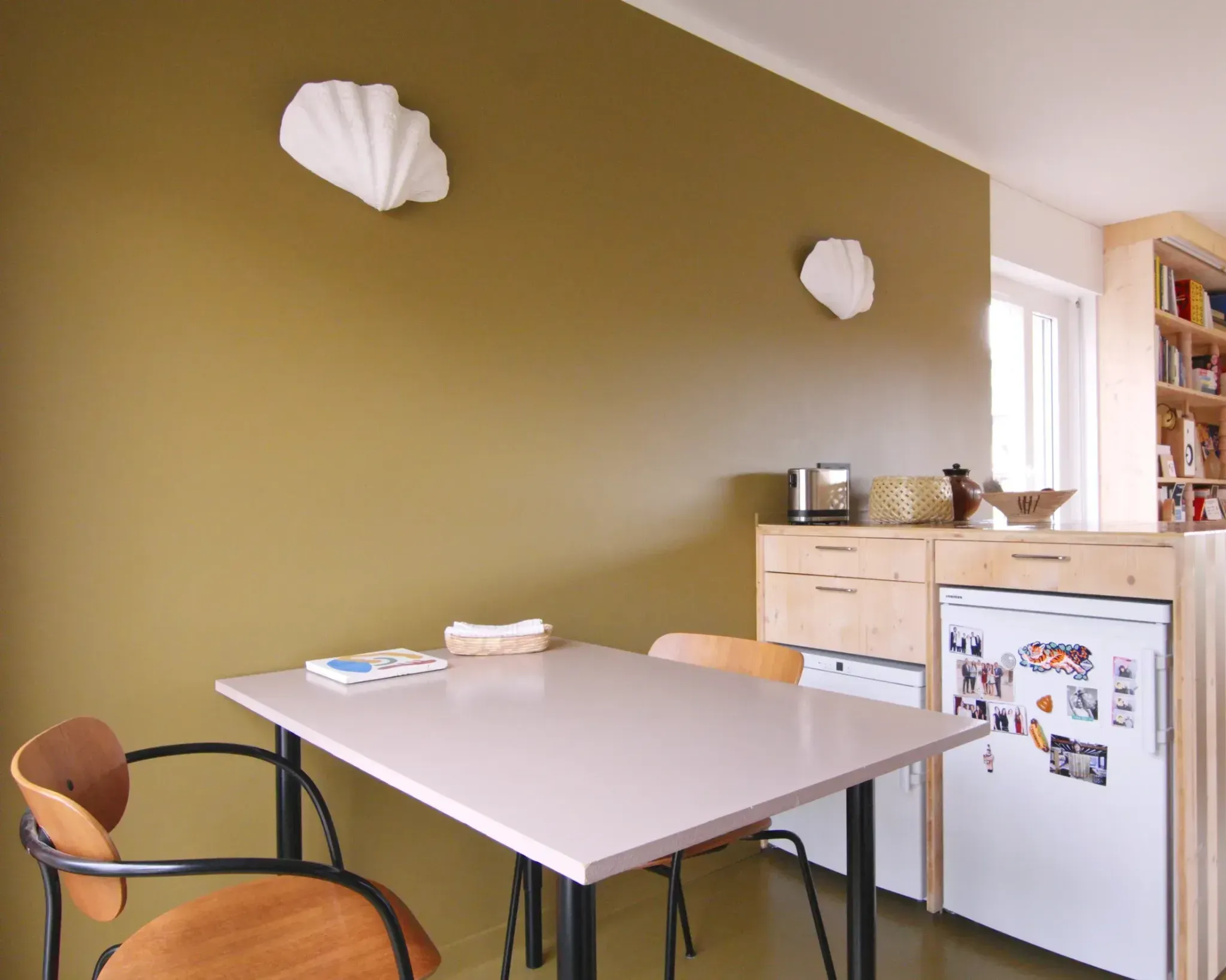 Кухня с обеденной зоной и оливковой стеной Small Space Design Details inside