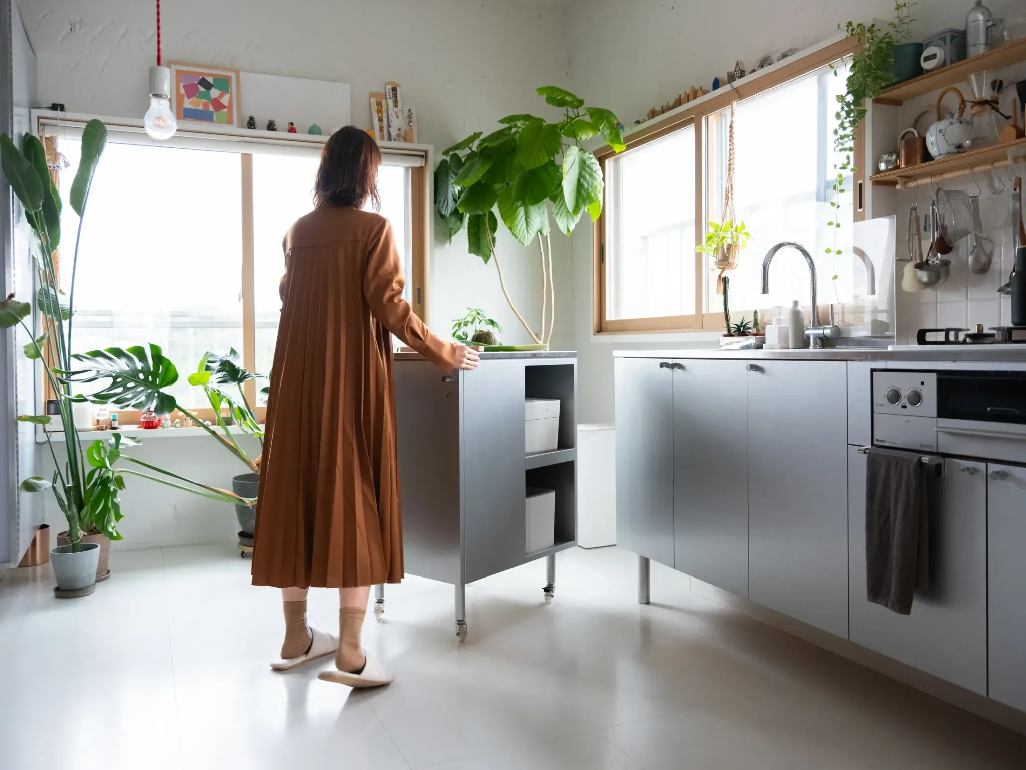 Кухня с растениями у окна и минималистичным дизайном Kitchen Cheat Sheet _ Never Too Small