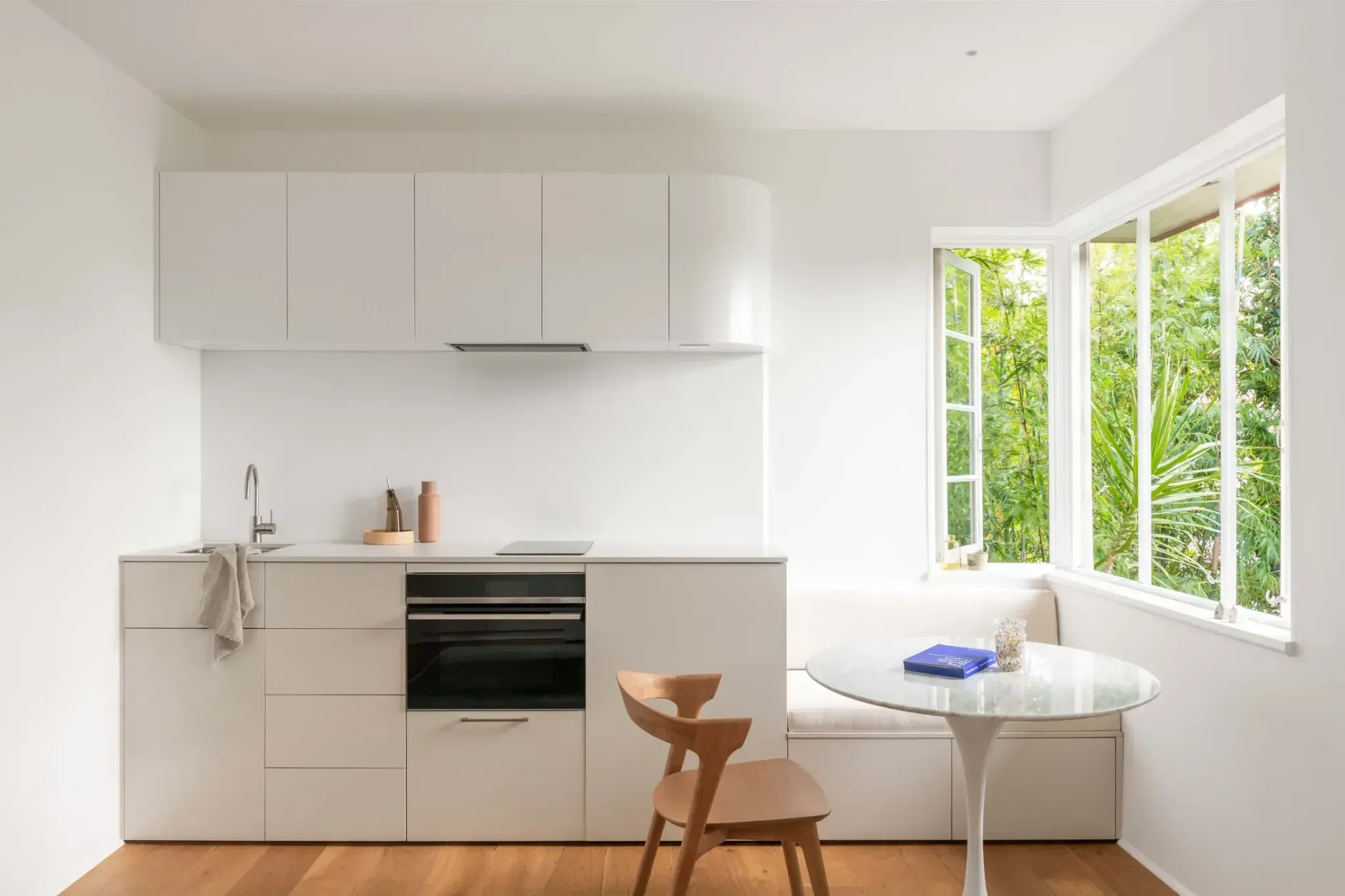 Минималистичная кухня с белыми фасадами и плиткой Kitchen Cheat Sheet _ Never Too Small (2)