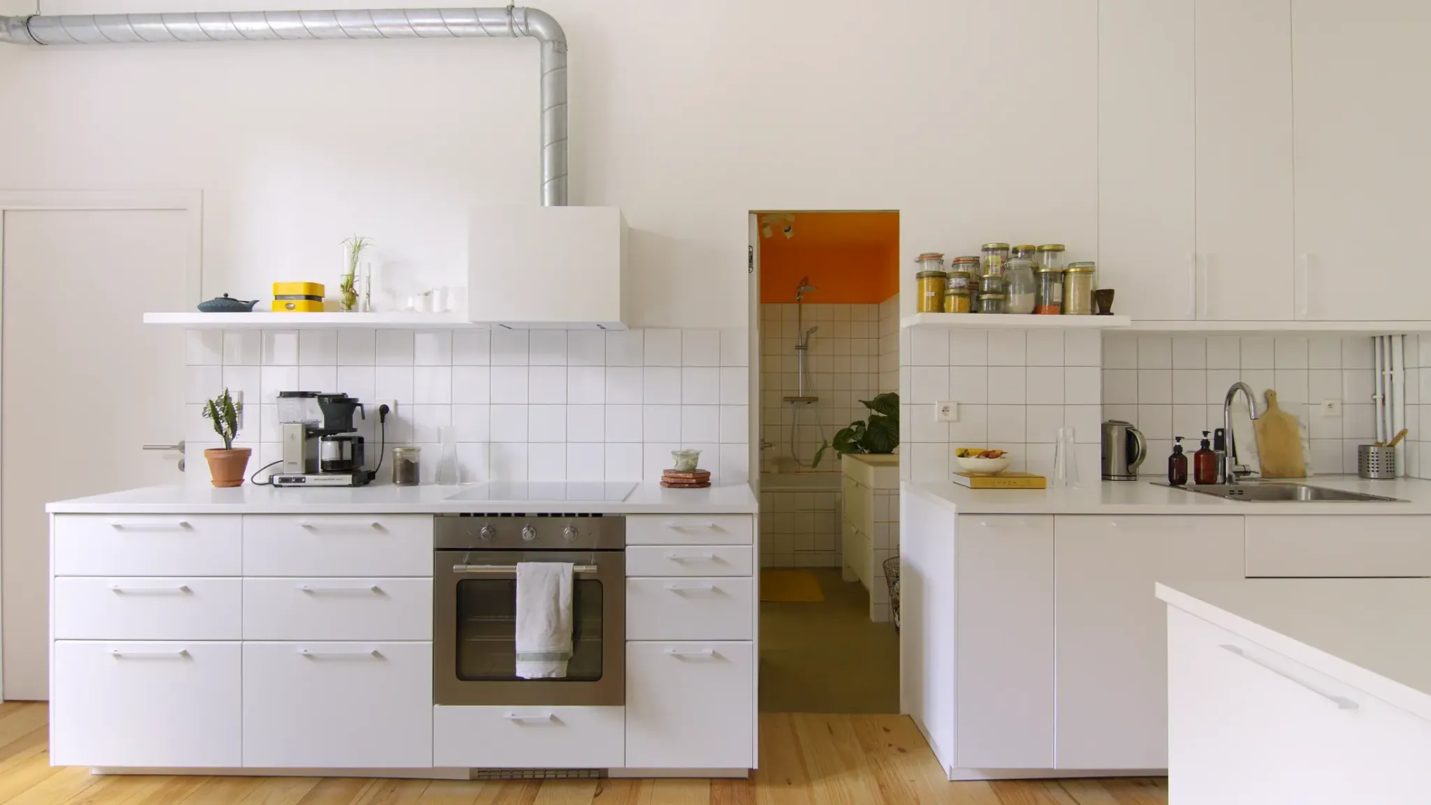 Минималистичная кухня с белыми фасадами и плиткой Kitchen Cheat Sheet _ Never Too Small