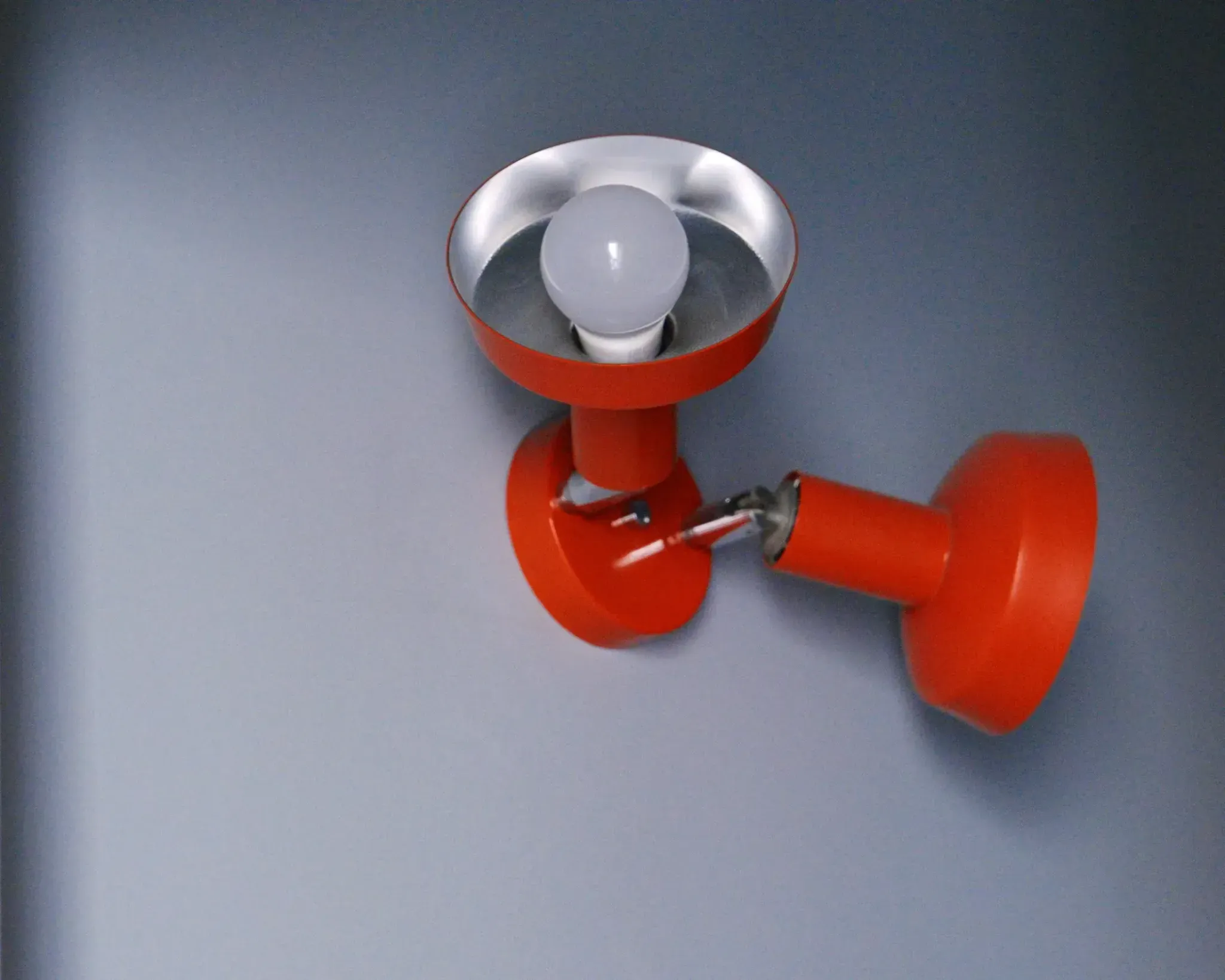 Настенный светильник красного цвета крупным планом Small Space Design Details inside