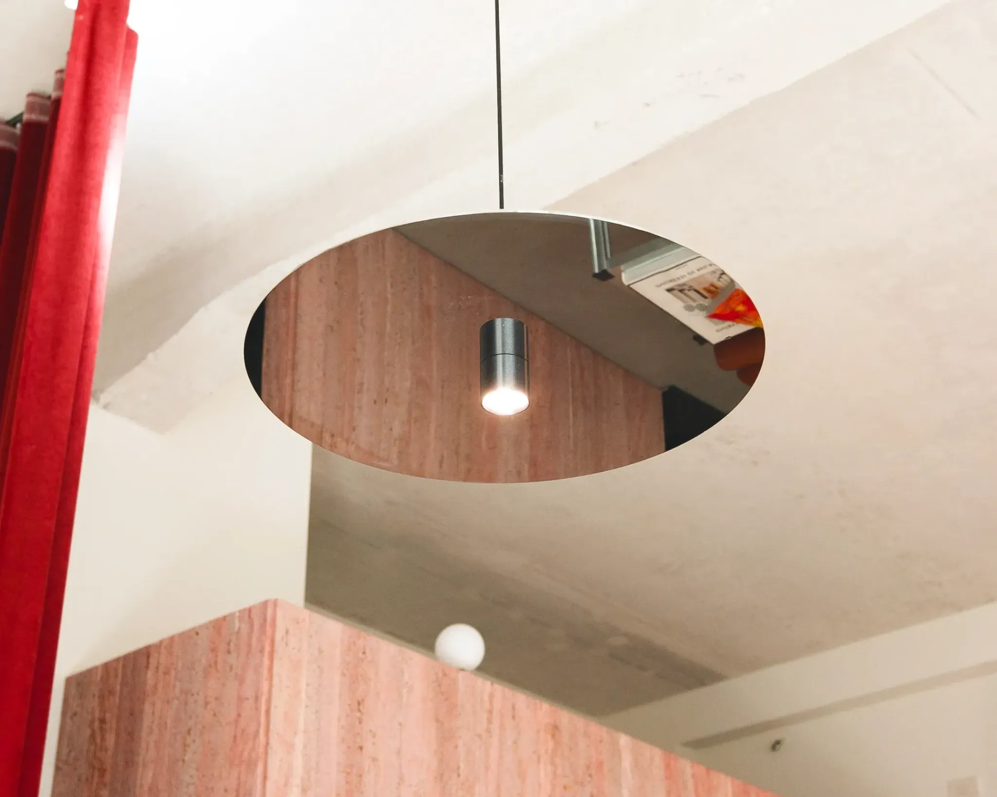 Подвесной светильник с отражающей поверхностью на потолке 5 Bold Design Ideas Inside a Small Milan