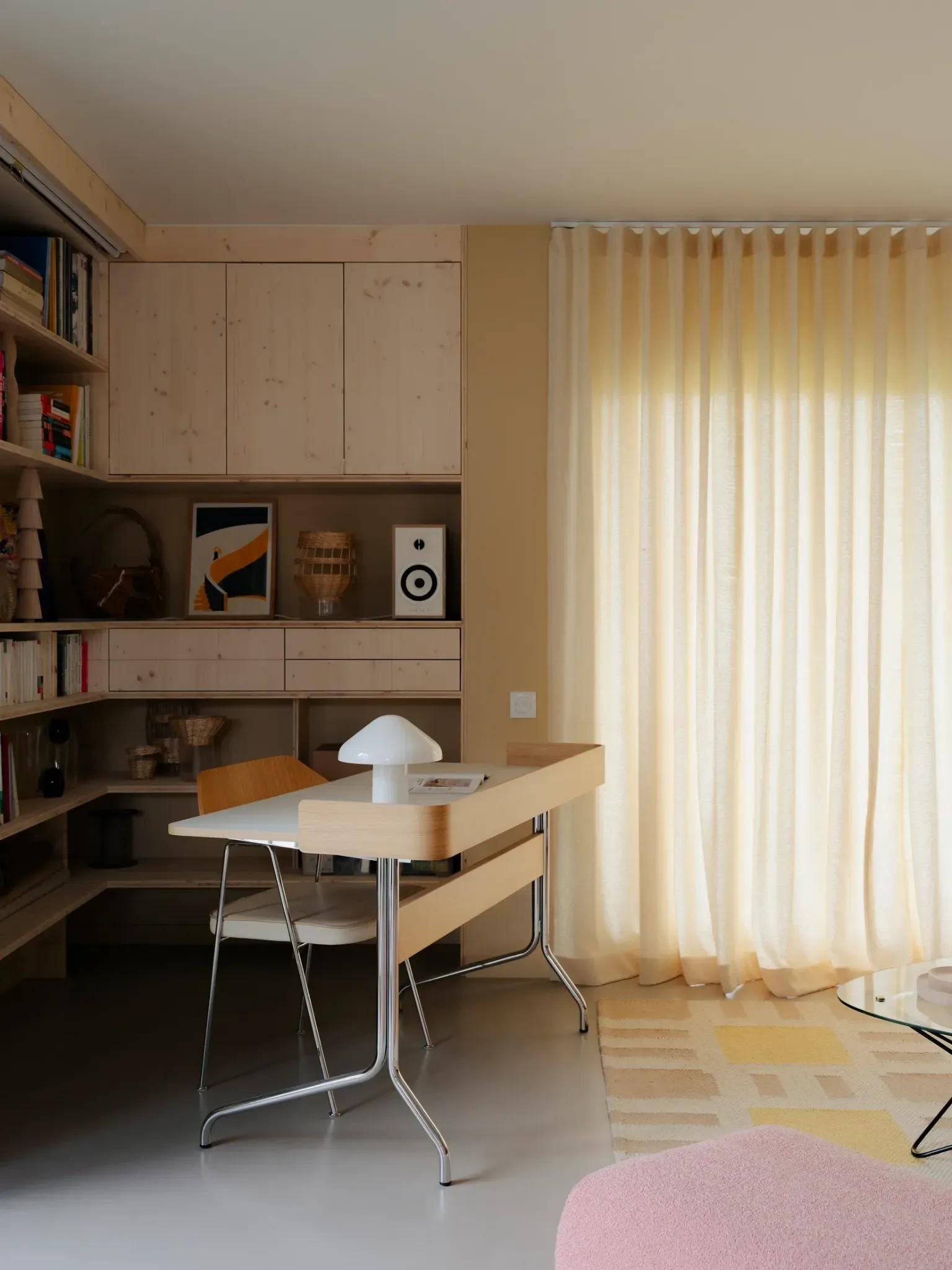 Рабочая зона с полками и столом Small Space Design Details inside