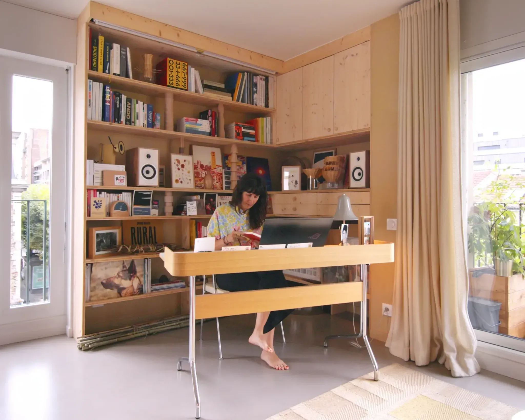 Рабочее место у окна с деревянными полками Small Space Design Details inside