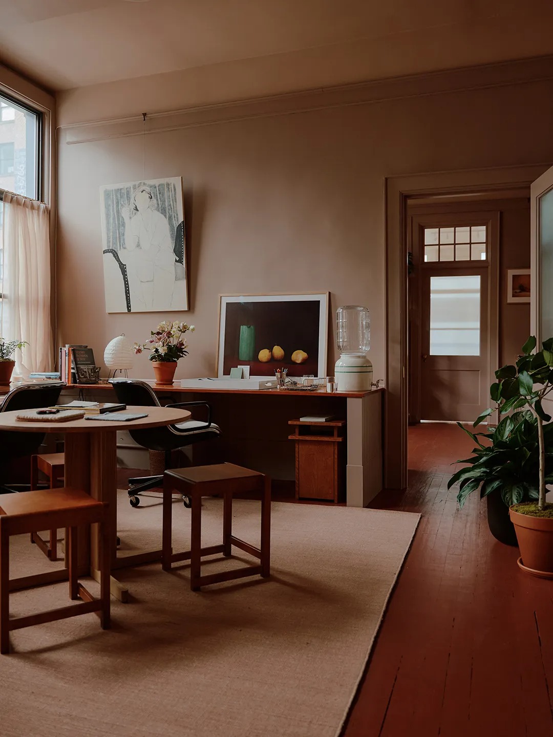 Рабочее пространство с письменным столом и картинами Mismatched Doorknobs and Crimson Floors