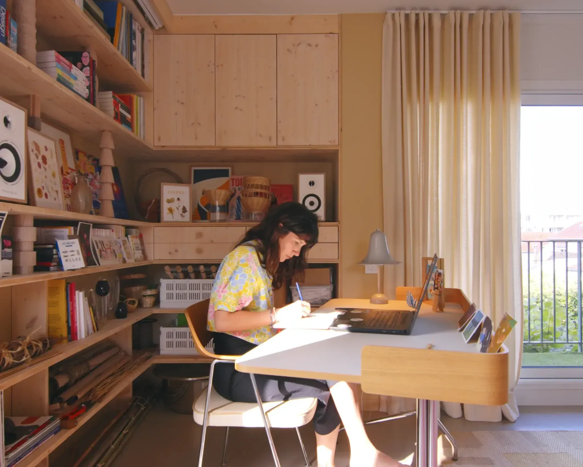 Рабочий стол с встроенными системами хранения Small Space Design Details inside