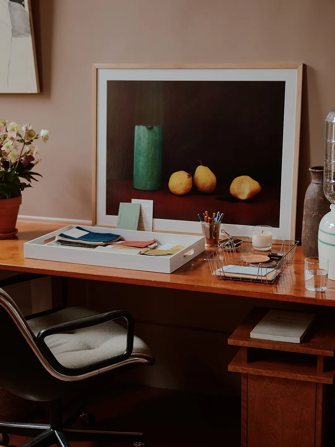 Рабочий стол с картиной натюрморт и канцелярией Mismatched Doorknobs and Crimson Floors