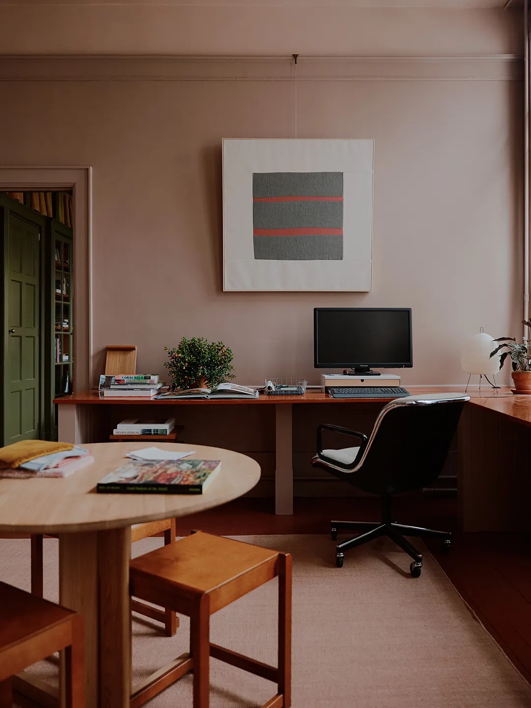 Рабочий уголок с компьютером и картиной на стене Mismatched Doorknobs and Crimson Floors
