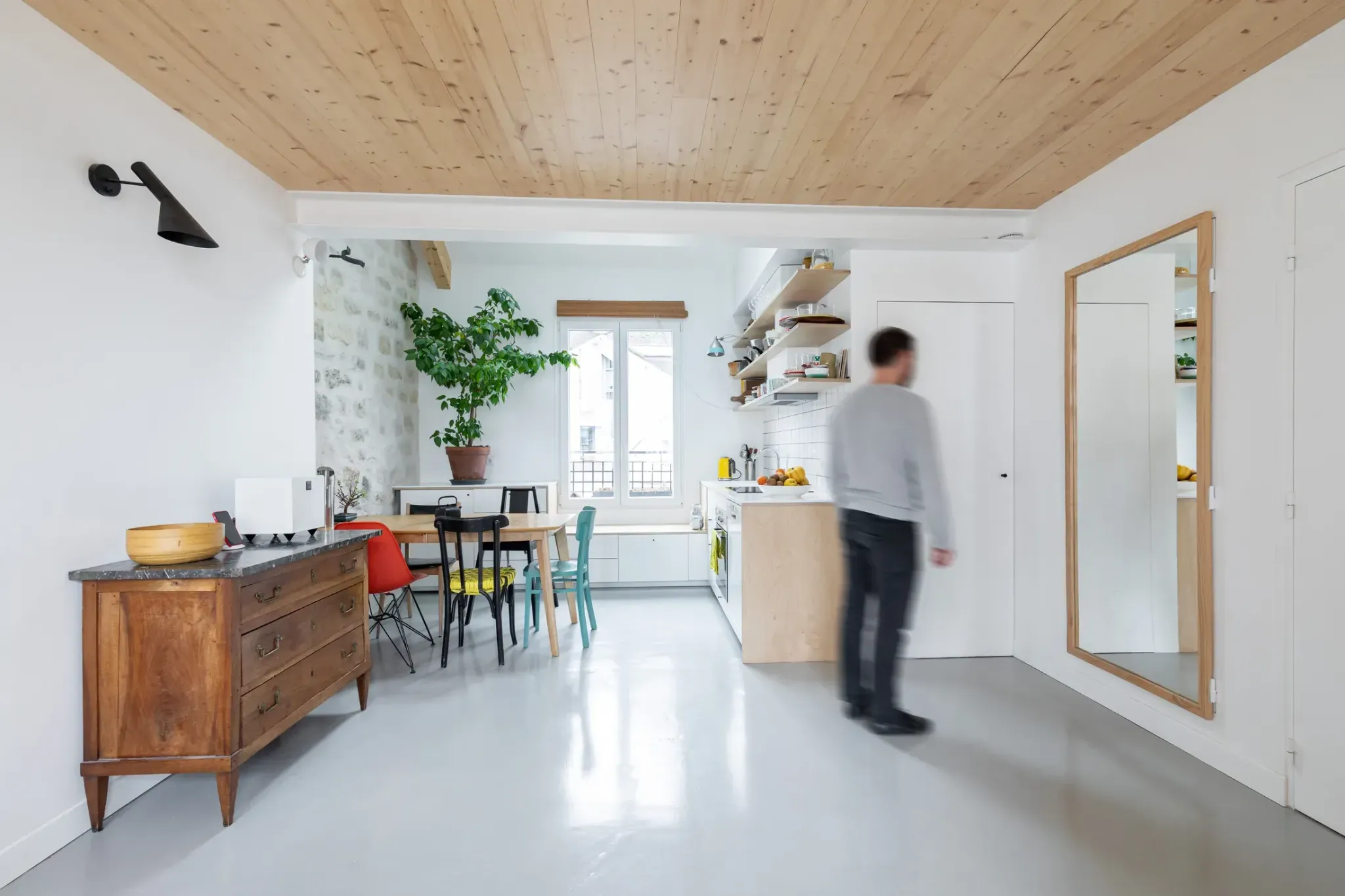 Светлая кухня с деревянным потолком и обеденной зоной Kitchen Cheat Sheet _ Never Too Small