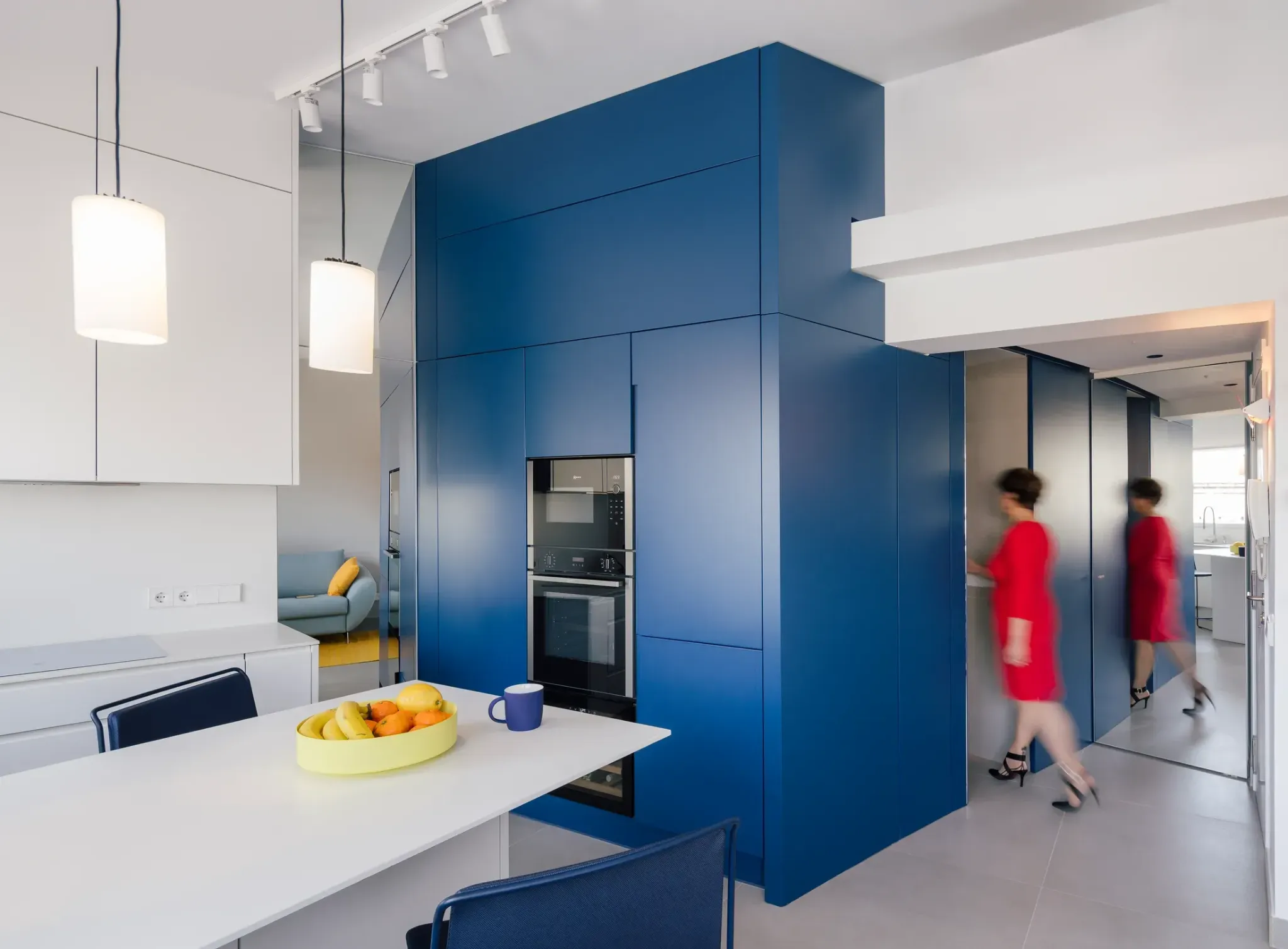 Современная кухня с высокими синими фасадами Kitchen Cheat Sheet _ Never Too Small