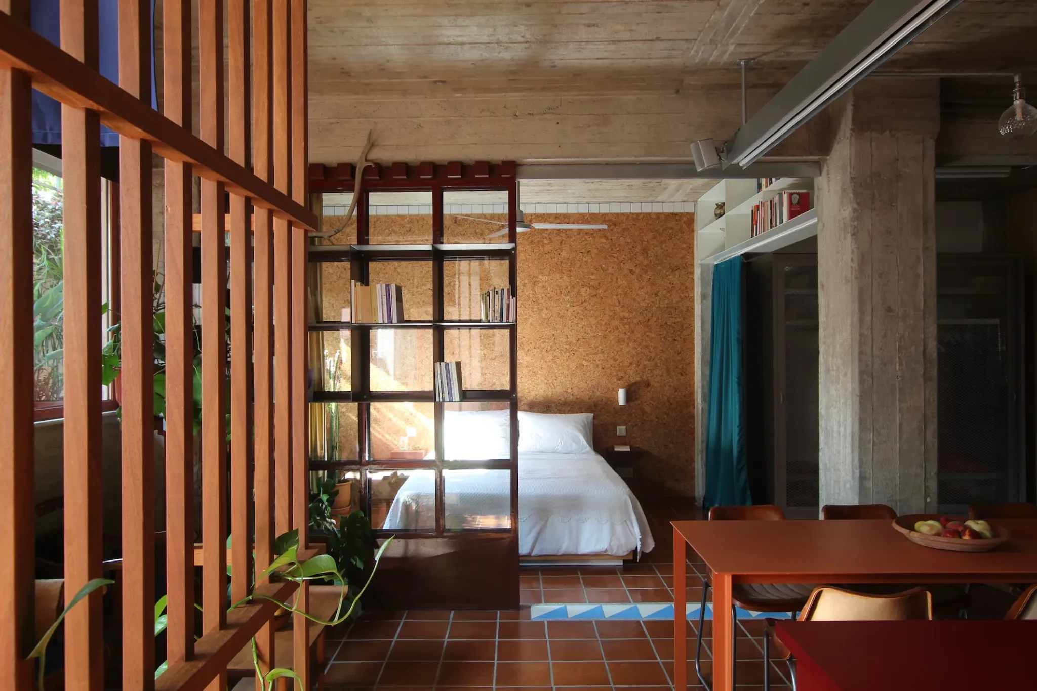 Спальня с перегородкой из дерева