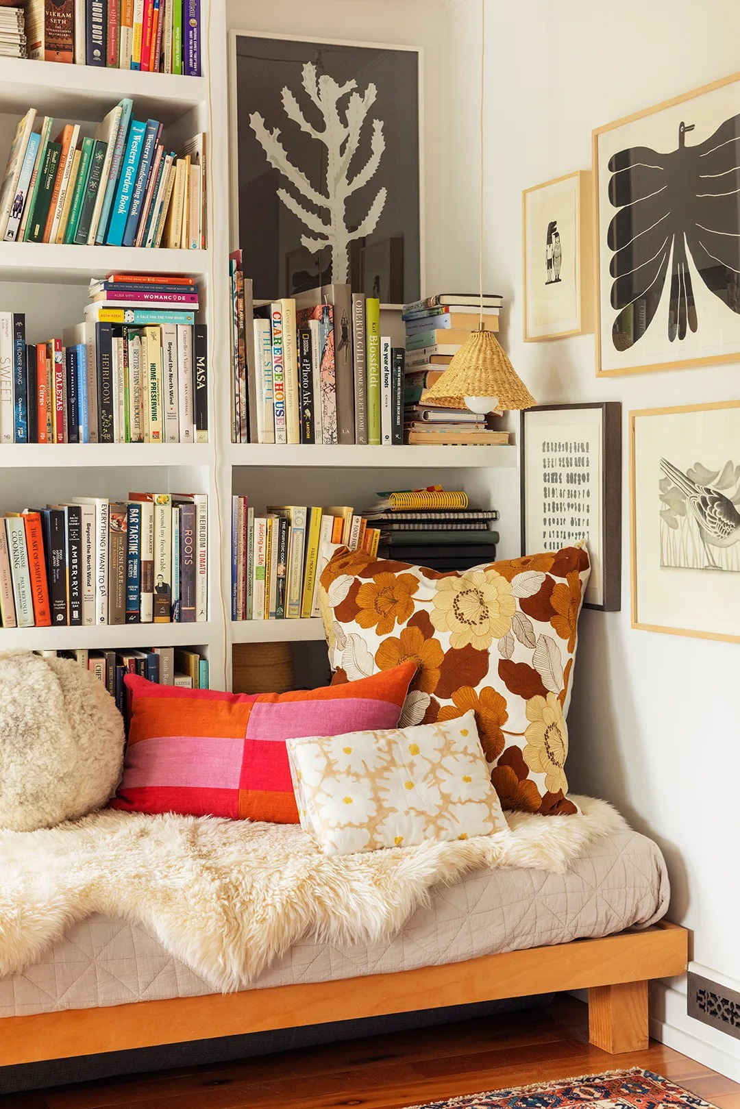 Уголок для чтения с книжными полками и декоративными подушками I’ve Covered Hundreds of Tiny Homes