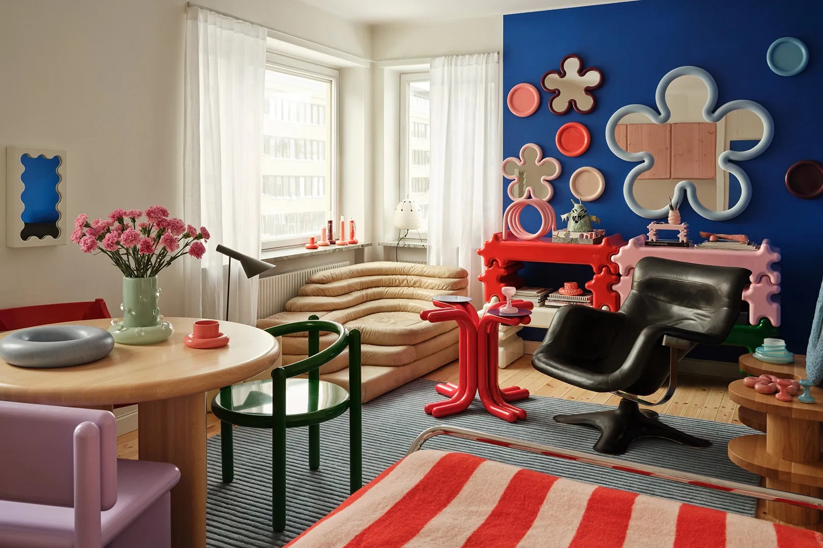 Яркая гостиная с дизайнерской мебелью и синим акцентом I’ve Covered Hundreds of Tiny Homes